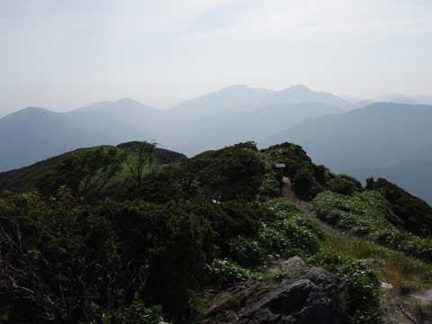 三嶺山頂から剣山方面